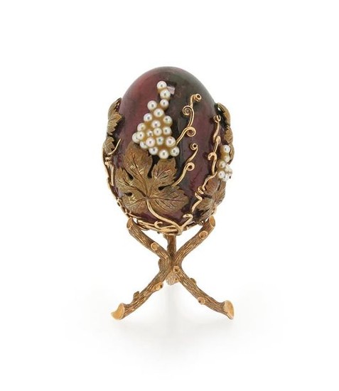 A gold-mounted hardstone egg, c1960, the rhodonite body...