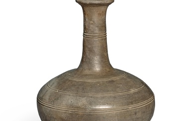A gray pottery garlic-mouth vase, Han dynasty | 漢 黑陶蒜頭瓶