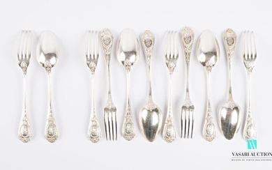 A suite of five pieces of cutlery and a silver table fork, the handle decorated with a net presents a numbered medallion decorated with acanthus leaves and foliage.