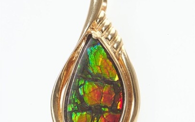 AN AMOLITE PENDANT IN 18CT GOLD, FEATURING A FREEFORM AMOLITE PLAQUE, LENGTH 35MM, 5GMS