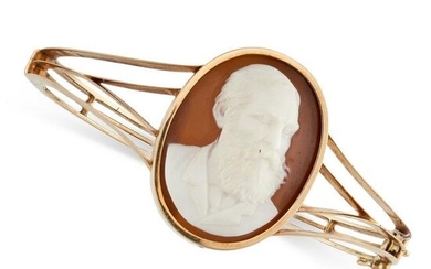 AN ANTIQUE CAMEO BANGLE in yellow gold, the hinged body