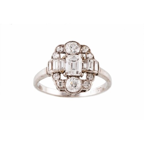 AN ANTIQUE DIAMOND CLUSTER RING, set with circular and bague...