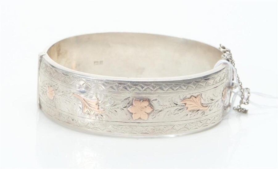 AN ANTIQUE ENGRAVED WAX FILLED STERLING SILVER CUFF BANGLE WITH ROSE GOLD INLAY, HALLMARKED BIRMINGHAM, INNER DIAMETER 70MM