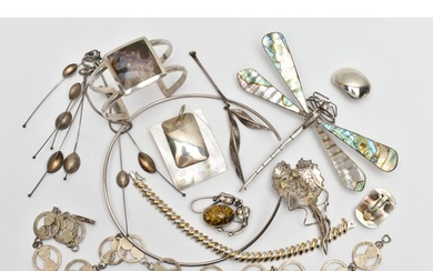 AN ASSORTMENT OF SILVER AND WHITE METAL JEWELLERY, to includ...