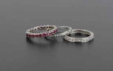 American wedding band in 18k white gold entirely set with brilliant rubies.