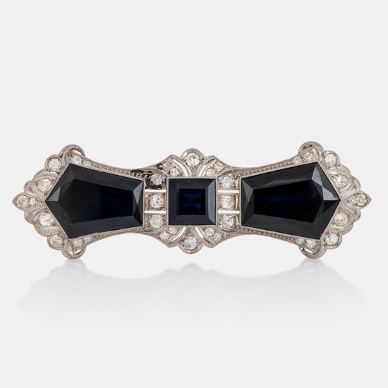 An 18K gold brooch set with step-cut sapphires with a total weight of ca 40.00 cts