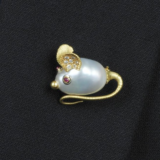 An 18ct gold, baroque cultured pearl mouse brooch, with