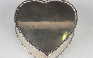 An Edwardian silver heart shaped trinket box with hinged lid, Chester 1905 by Cohen & Charles, w