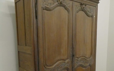 Armoire en chêne sculpté 18ème (Ht 200 x 135 x 55cm)