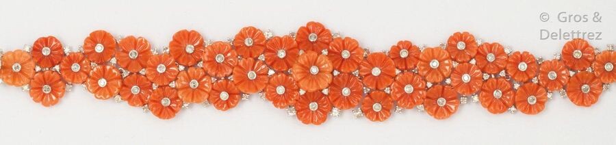 Articulated bracelet in 14K white gold, entirely adorned with chiselled coral flowers punctuated with brilliant-cut diamonds. Length: 20cm. Rough weight: 43.1g.