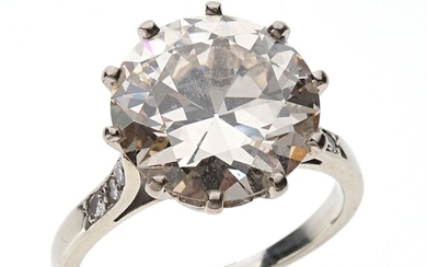 BAGUE "solitaire" en or gris 750/°° et platine 850/°° serti d'un important diamant demi-taille de...