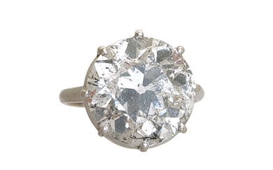 BAGUE solitaire en or gris serti d'un diamant de taille ancienne pesant environ 5 carats...