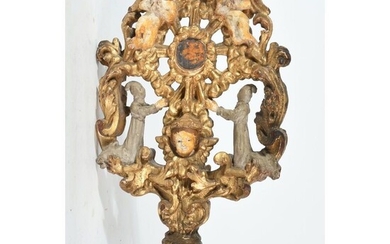 BATON DE PROCESSION DE PENITENTS LOUIS XIV en bois doré et polychrome. Il représente dans...
