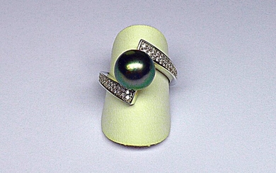 Bague or blanc soutenant une perle de Tahiti diamètre 10/ 10,5 mm anneau vrillé serti...