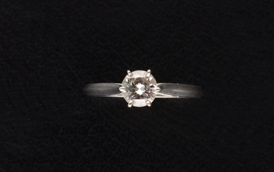 Bague solitaire en or blanc 18K sertie d'un diamant taille rond brillant présentant une table...