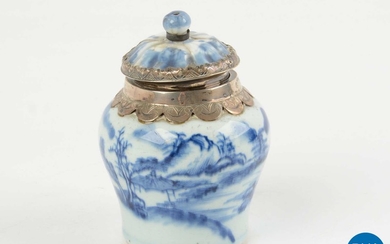 Blauw Chinese theebus met zilveren Biedermeier montuur