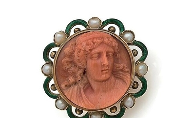 Brooch/pendant adorned with a round cameo on coral