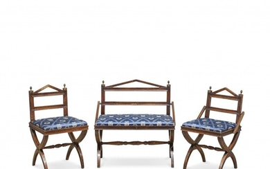 CHAISE CARRÉE ET PAIRE DE CHAISES 19e siècle Noyer, les sièges tapissés de soie à...