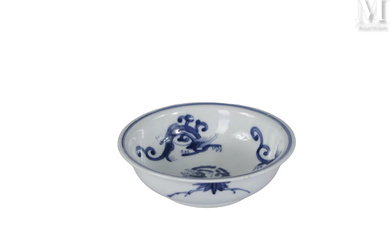 *CHINE, Epoque Kangxi Coupelle en porcelaine bleu et blanc à décor