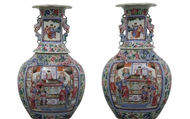 CHINE. Paire de vases en porcelaine émaillée