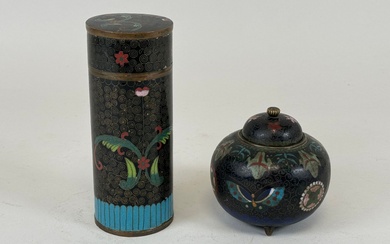 CHINE, XXe. Lot comprenant un pot couvert et un pot de forme rouleau en bronze...