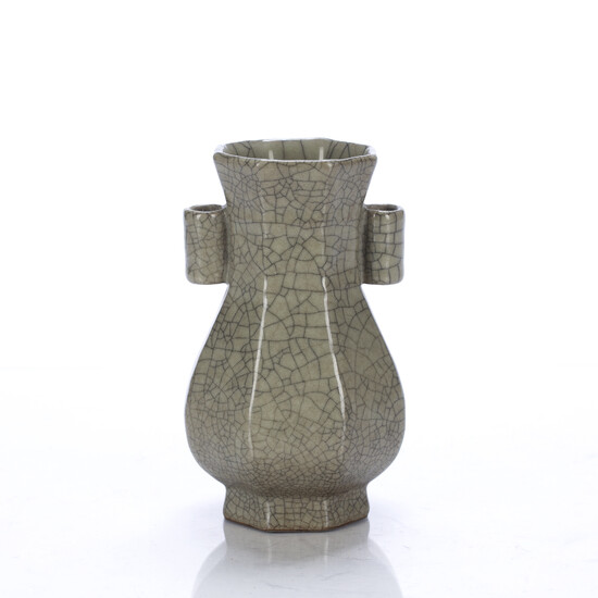 Guan ware arrow-shaped vase