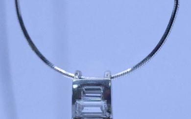 Chaine et son pendentif en or gris 750 °/°°. Pendentif centré d'un diamant taille émeraude...