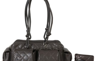 Chanel, sac camera Rue Cambon en cuir matelassé marron, quatre poches externes à rabat avec fermoir CC argenté, l'une appliquée du monog