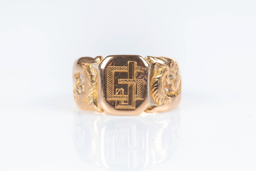 Chevalière en or à décor de dragons ajourés. XIXème siècle (rétrécie, regravée postérieurement). 8,69 g...