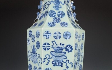 China, zeskantige blauw-wit porseleinen vaas, laat Qing dynastie, eind 19e...