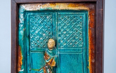 Chine, XVIIe siècle, panneau en grès émaillé turquoise et ocre, figurant une porte devant laquelle...
