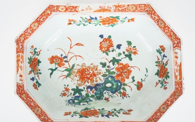 Chine, période Guang Xi, Plat de forme octogonale en porcelaine de la famille verte, décor...