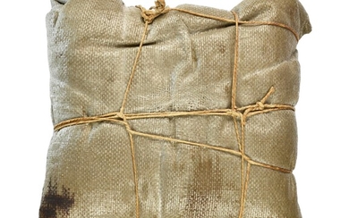 Christo (1935 - 2020) PACKAGE sacco, corda, stamponi e foto, cm 32x38 firma e data...
