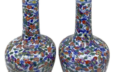 Coppia di vasi decorati con fiori, Cina, fine XX secolo. Cm 19 x 10,50