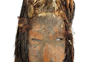 DAN MAOU, Côte d'Ivoire. Bois, plumes, matière sacrificielle. Masque de danse figurant un visage humain...
