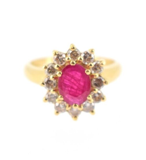 Daisy ring in 18 K (750 °/°°°) yellow gold with a ruby set in a diamond ring.