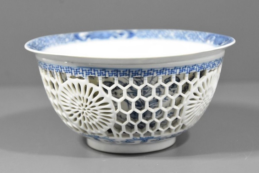 Double-walled openwork bowl in Chinese porcelain ht 7,5,...