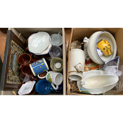 Due cartoni contenenti numerosi oggetti in ceramica e altri materiali di diverso uso (difetti)