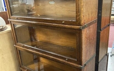 Early 20th cent. Oak Globe-Wernicke glazed sectional bookcase with...