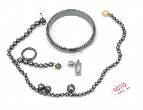 Een set van hematiet, armband, collier met 14 krt gouden slot en ring (gebreken). Gewicht 124 gram.