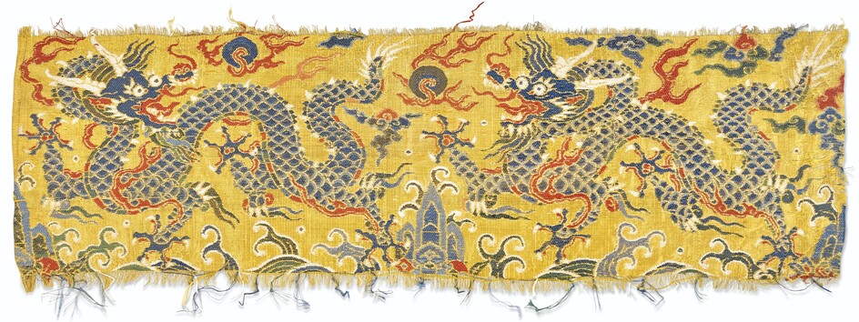 FRAGMENT DE LAMPAS EN SOIE A FOND JAUNE, CHINE, DYNASTIE MING (1368-1644)