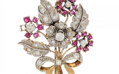 Floral brooch in 18kt yellow gold and platinum, 50's. Leaves with diamonds, rose cut. Central flower