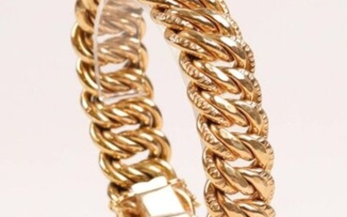 Gold bracelet (750) with large American mesh, ratchet clasp. Weight : 47.2 gr