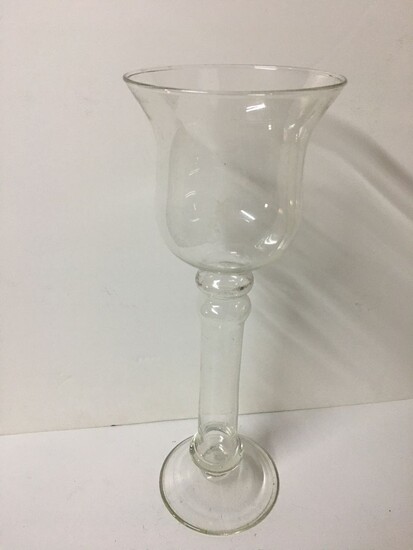 Grand vase en verre en forme de verre à pied...