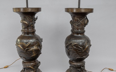 Grande paire de vases en bronze, Japon, ère... - Lot 70 - De Baecque et Associés