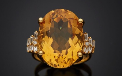 Importante BAGUE en or jaune (750‰) ajouré, serti d'une citrine ovale épaulée de onze diamants...