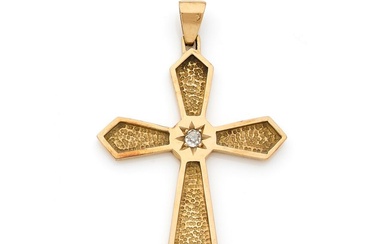 Importante croix stylisée montée en pendentif en or jaune 18K à fond amatis centrée d'un...