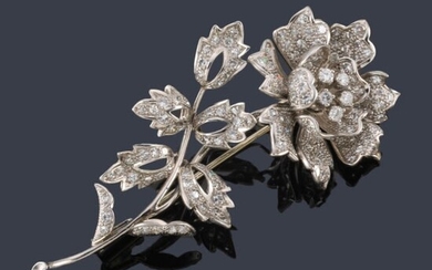 JACINTO ROCA Broche floral cuajado de diamantes talla brillante y sencilla, con gran profusión de detalles en montura de platino.