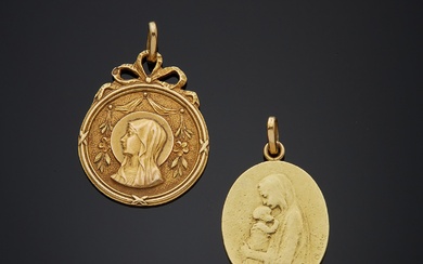Lot comprenant : Médaille en or jaune 18K 750‰, de forme ovale, représentant une vierge...