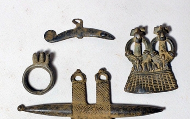 Lot d'objets en bronze (Burkina faso/Côte d'Ivoire) Trois bronzes à la cire perdue (bague, amulette,...